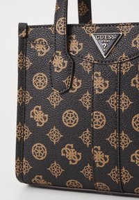 Sac à main noir texturé avec logos et accents marron. Il présente un logo triangulaire argenté proéminent et un design structuré avec de courtes poignées.