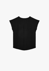 Musta lyhythihainen paita, jossa on pyöreä kaula-aukko, hillitty rakenne ja hiukan kaareva helmuki. Ei näkyviä kiinnityksiä tai kuvioita. Siisti muotoilu.