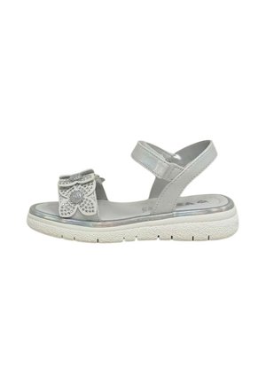 Sandalo argento e bianco con punta aperta, cinturino alla caviglia regolabile e fiore decorativo con strass sulla fascia anteriore.