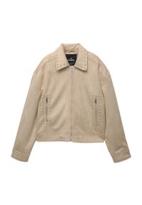 Giacca in suede beige con borchie silver sul colletto e sulle cerniere, caratterizzata da un design corto e maniche ampie per una vestibilità rilassata.