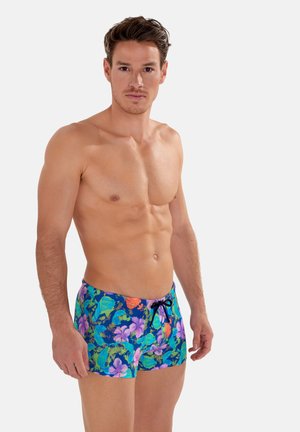 Blumen-Schwimmshorts in Blau mit lebendigen grünen, pinken und orangefarbenen Mustern. Mit einem Kordelzugbund und einem figurbetonten Design.