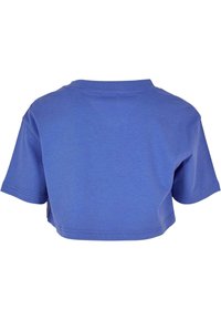 Zkrácený tričko z jednobarevné modré bavlny, s krátkými rukávy a kulatým výstřihem. Hladký povrch se rovný lem a minimálními švy.