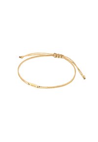 Bracelet de couleur dorée avec un design de cordon texturé et une plaque métallique centrale gravée du mot "VOTE". Fermeture à nœud coulissant ajustable.