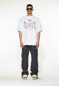 MJ Gonzales DOLLAR X HUGE - Camiseta estampada - white