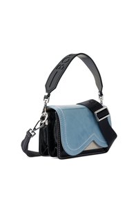 Piccola borsa con un flap in pelle blu, corpo nero e cuciture bianche. Caratterizzata da una tracolla in gomma nera con marchio embossato e una fibbia argentata.