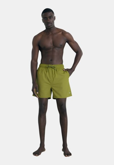Shorts de bain verts en tissu léger, dotés d'une taille élastique avec cordon de serrage et de poches latérales.