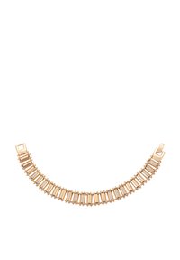 Bracciale d'oro con anelli rettangolari, alcuni impreziositi da piccoli diamanti, e bordi dettagliati a perline, esposto su uno sfondo bianco.