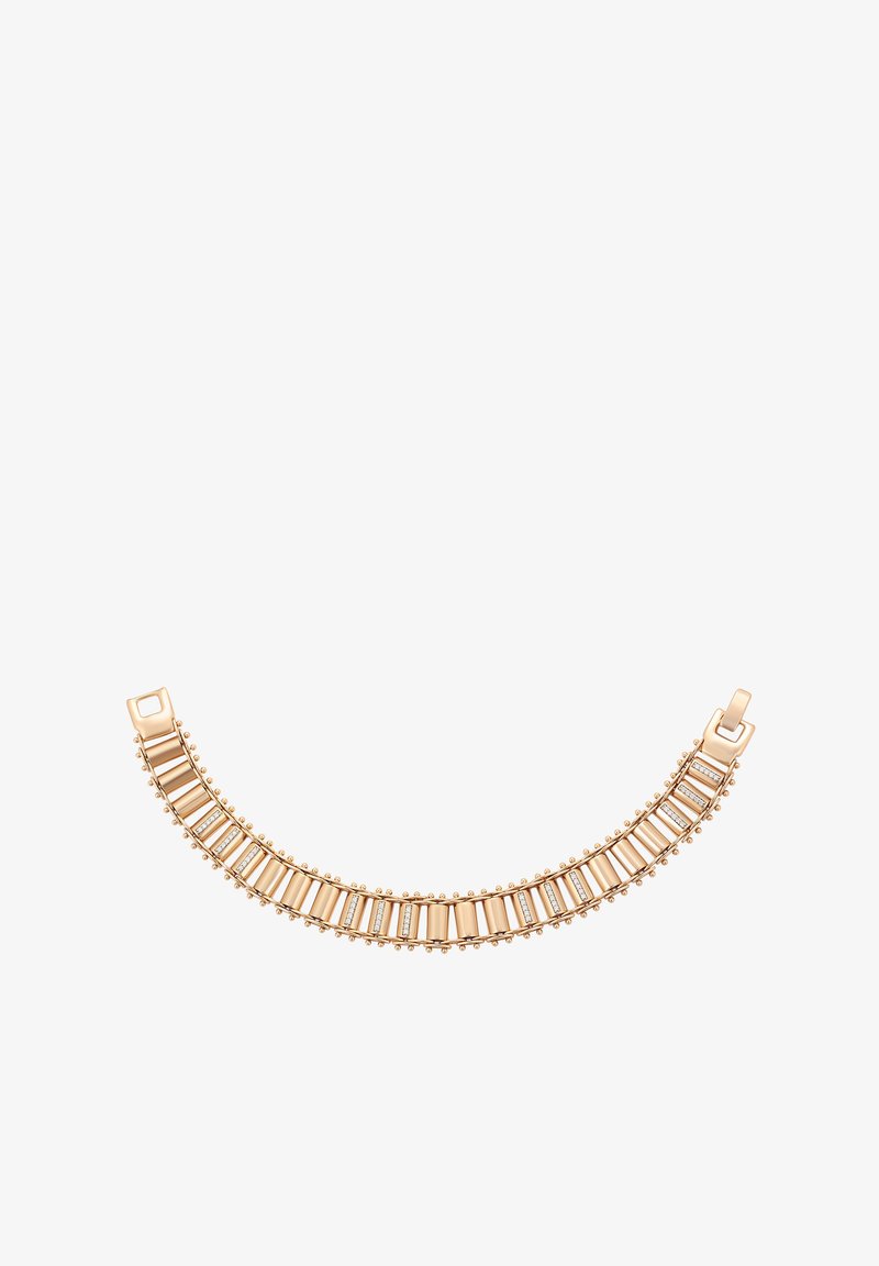 Sárga arany karkötő téglalap alakú láncszemekkel, melyek közül néhány apró gyémántokkal van díszítve, finoman gyöngyözött élekkel, fehér háttéren bemutatva.