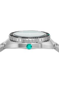 Montre en acier inoxydable avec un boîtier rond, une lunette noire et un accent turquoise sur la couronne. Le cristal est transparent avec un cadran texturé.