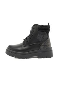 Stivali alla caviglia in pelle nera con colletto in pelliccia sintetica, suola in gomma e pannello posteriore con motivo testurizzato. Dotati di occhielli in metallo e dettaglio con logo.