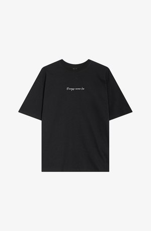 Svart bomull T-skjorte med korte ermer og rund hals, med "Energi lyver aldri" brodert i hvit skrift foran.