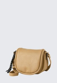 Tasche aus tanfarbenem Leder im Crossbody-Style mit strukturiertem Finish, abgerundetem Klappdeckel und einem abnehmbaren Riemen mit schwarz-weißer gewebter Verzierung.