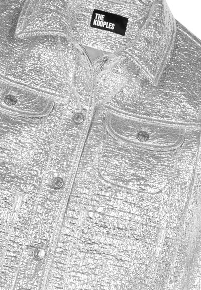 Srebrna denimowa kurtka z fakturowaną powierzchnią, zapięciem na guziki z przodu, dwoma kieszeniami na piersi, klasycznym kołnierzykiem oraz widoczną metką marki wewnątrz.