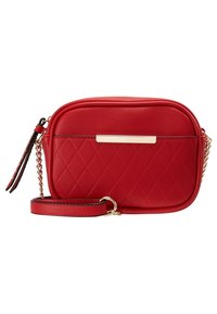 Czerwona torebka crossbody z syntetycznej skóry, w wzór diamentowy, z ozdobami w kolorze złotym i regulowanym paskiem. Gładka tekstura o usztywnionym kształcie.