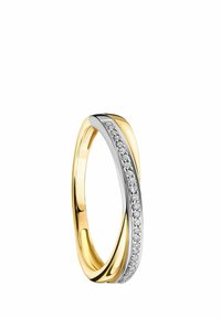 Anello in oro e argento con un design intrecciato, caratterizzato da una fila di piccoli gemme trasparenti incastonate in metallo bianco lungo un lato.