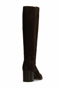 Bottes en daim brun montant au-dessus du genou avec bout carré et talon épais. Fermeture éclair latérale pour un enfilage facile. Texture lisse avec une silhouette élégante.
