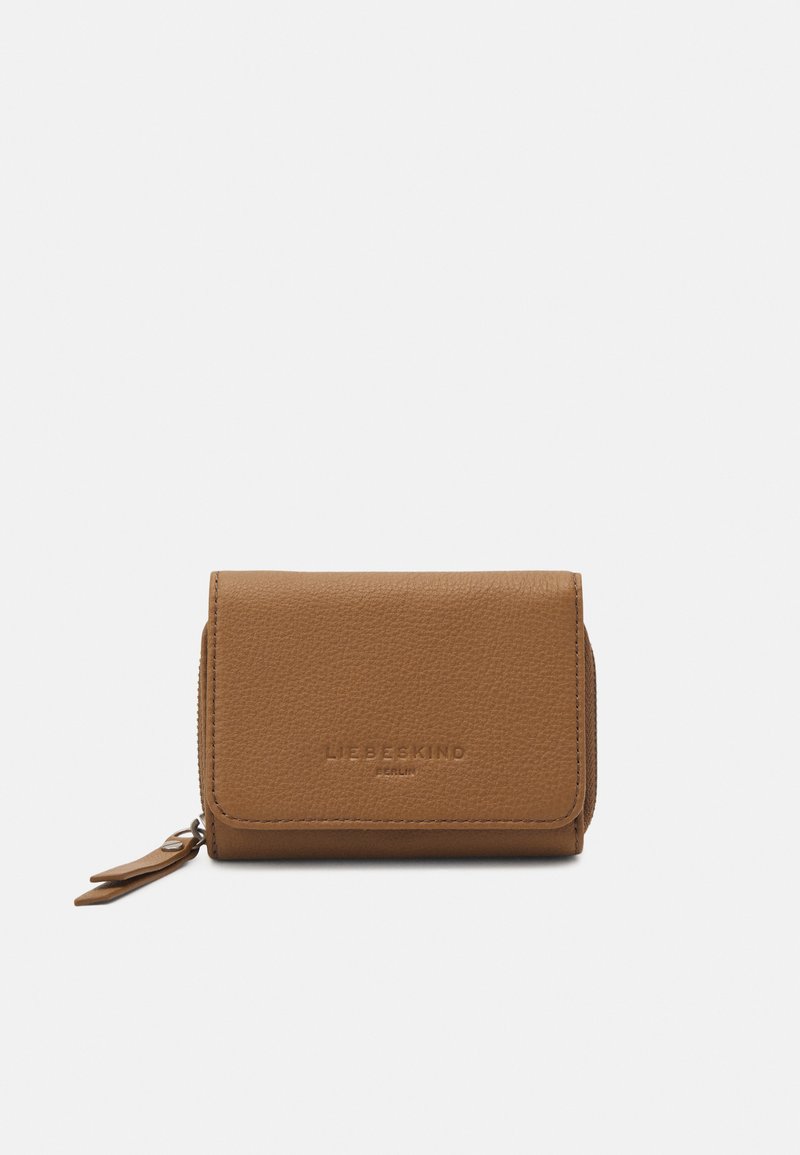 Braune Lederbrieftasche mit strukturierter Oberfläche, ausgestattet mit einem magnetischen Klappverschluss, einem Reißverschlussfach und einem geprägten Markenlogo. Kompaktes Design.