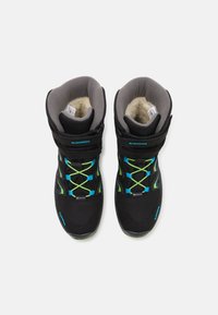 Stivali invernali neri con accenti verdi e blu. Presentano un esterno testurizzato, una morbida fodera interna e un sistema di lace sicuro.