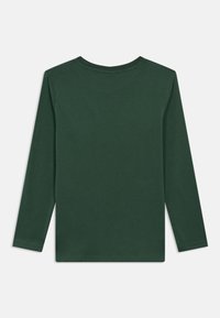 Långärmad t-shirt i mörkgrön bomull, med en klassisk rund halsringning och en enkel, odekorerad design med en slät textur.