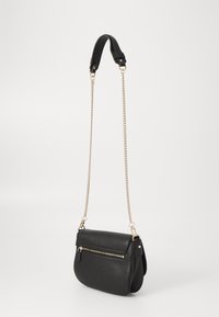 Borsa a tracolla in pelle nera con finitura testurizzata, tracolla in catena dorata e una tasca con zip frontale per ulteriore spazio di archiviazione.