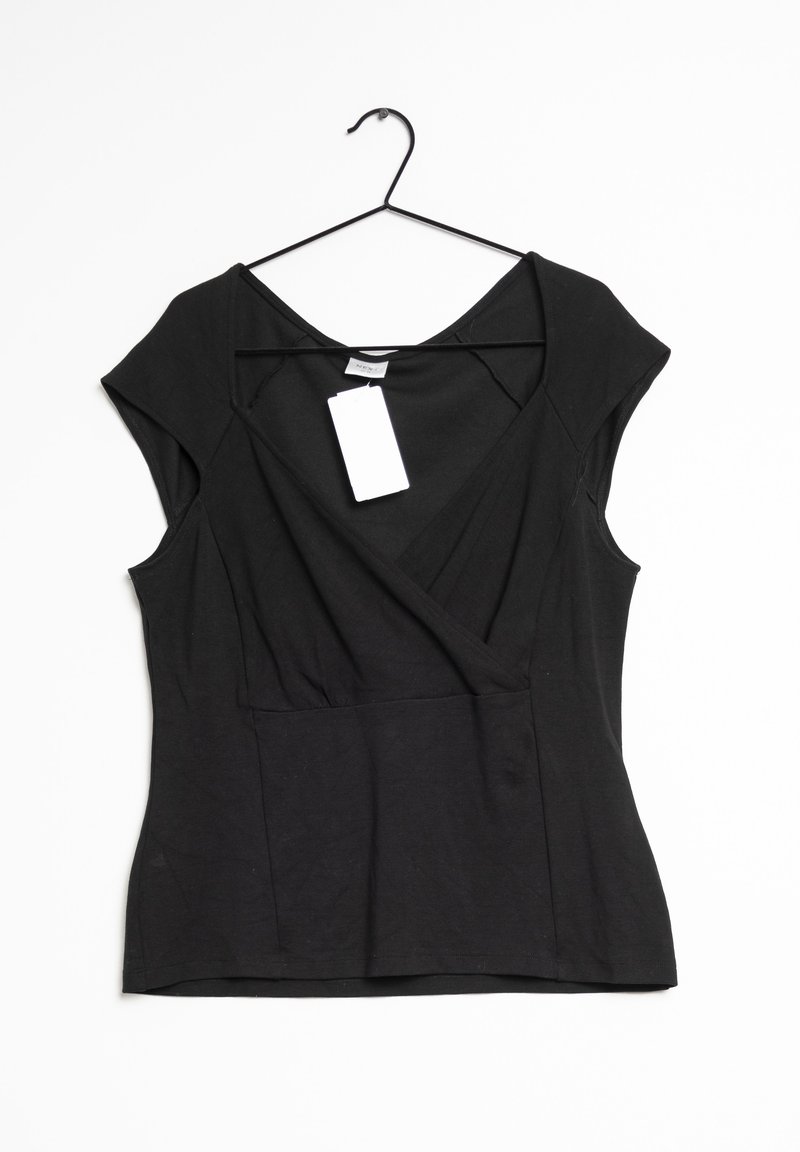 Blouse noire à manches courtes de style cache-cœur sur un cintre avec une étiquette de prix blanche rectangulaire attachée à l'encolure.