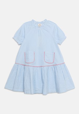 Rochie pentru copil mic cu dungi albastre deschise și albe, mâneci scurte bufante, guler cu volane, două buzunare frontale și margine roz valurită deasupra tivului.