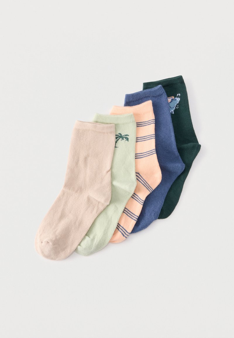 Cinq paires de chaussettes courtes en beige, vert clair avec un palmier, pêche à rayures, bleu et vert foncé avec un motif de requin, disposées en chevauchement.