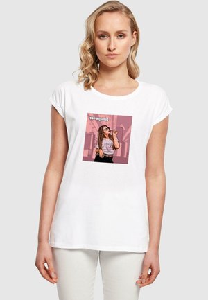 Weißes Baumwoll-T-Shirt mit einem bunten Grafikdruck einer Frau, die ein Getränk hält, vor einem pinken Hintergrund mit Skyline-Elementen.