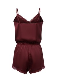 Burgundowy satynowy kombinezon z koronkowym wykończeniem, z regulowanymi ramiączkami typu spaghetti i elastyczną talią. Gładka tekstura, krótki fason.