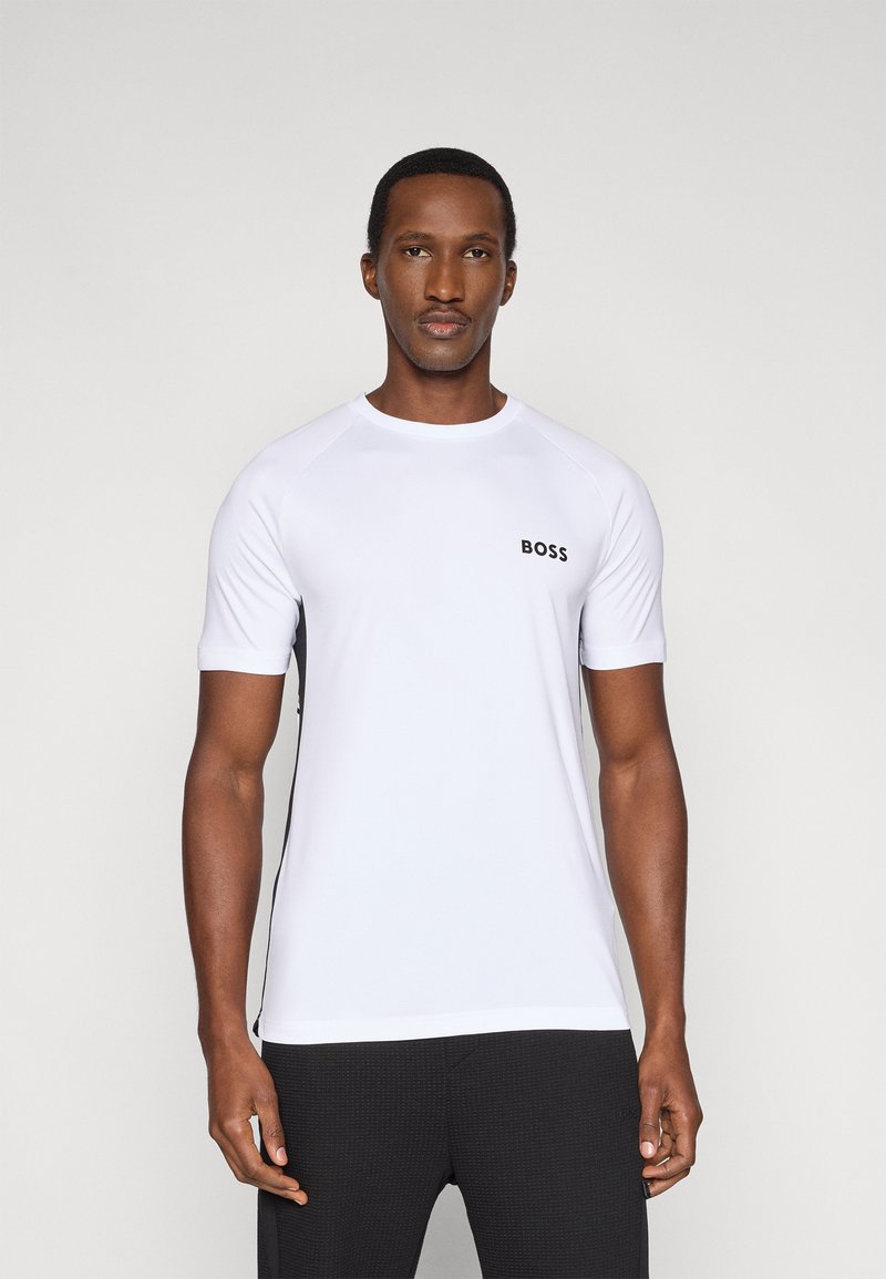 Άσπρο αθλητικό κοντομάνικο μπλουζάκι με μαύρο λογότυπο "BOSS" στο στήθος, με εφαρμοστή γραμμή και λεία υφή.