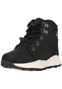 Bottes de cheville noires étanches avec tige en daim, œillets en métal, col rembourré et semelle en caoutchouc blanche avec un motif texturé.