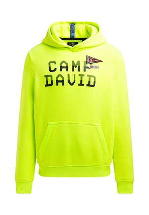 Helle neongelbe Kapuzenjacke mit einer Fronttasche, schwarzem "CAMP DAVID" Schriftzug und einem dreieckigen Aufnäher auf der Brust. Weicher Stoff, lässige Passform.