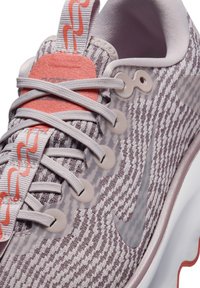 Nike Performance MOTIVA - Zapatillas running asfalto - platinum violet taupe grey light wild mango iron grey