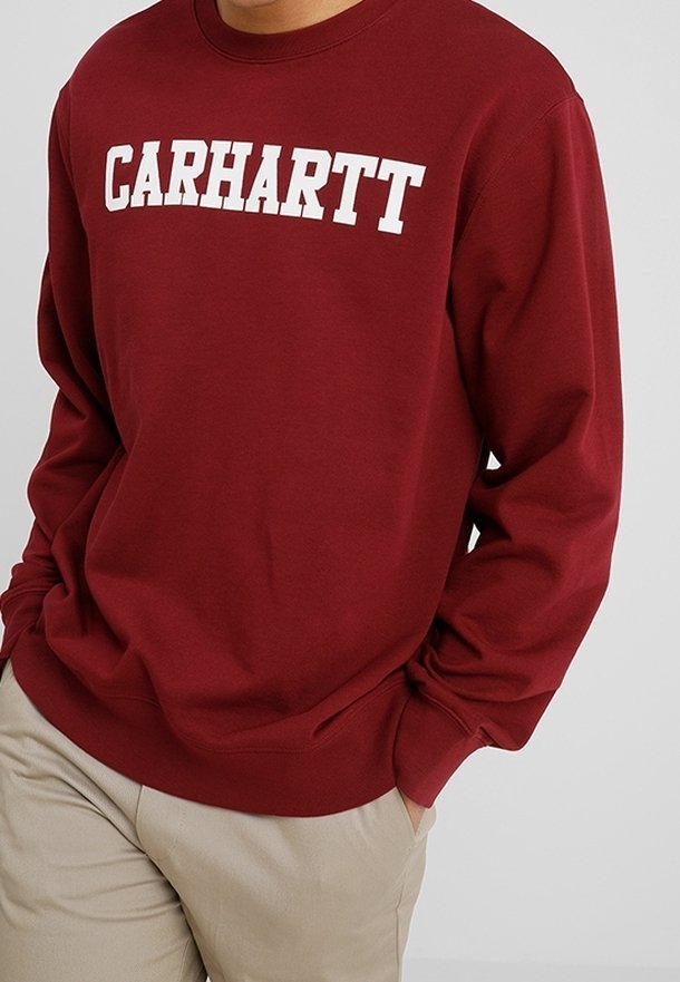 Bordeauxkleurige sweater met een ronde hals, met daarop witte tekst "CARHARTT" over de borst. Gemaakt van zacht materiaal, met ribgebreide manchetten en zoom.