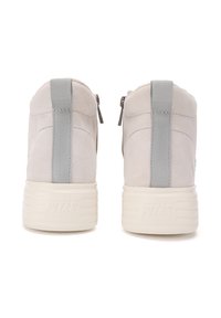 Grå ruskinds ankle boots med en glat finish, der har en pull-tab og lynlåse bagpå, placeret på en tekstureret hvid sål.