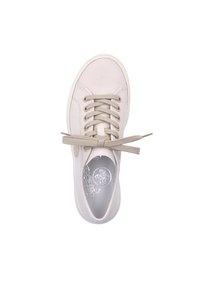 Beige Leinenschuhe mit runder Zehenpartie, beigen Schnürsenkeln und einem dezenten Logo innen. Flache Sohle und eine glatte Textur überall.