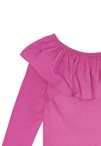 Dug mad s dugim rukavima u vibrantnoj ružičastoj boji. Ima istaknutu ruffles izrezu s glatkom teksturom, u kontrastu s rebrastom tkaninom tijela.
