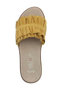 Sandalo infradito in suede giallo con parte superiore arricciata, suola piatta e soletta imbottita. Taglia 38 stampata sulla soletta. Nessun hardware visibile.