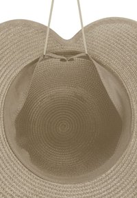 Beige Strohhut mit breiter Krempe und spiralförmigem Gewebe. Verfügt über ein sicheres Innenband und verstellbare Schnüre. Glatte Textur.