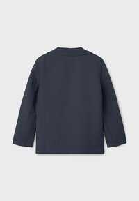 Giacca blu navy con colletto sagomato, maniche lunghe e texture liscia, priva di hardware visibile o pattern distintivi.
