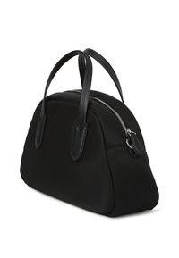 Μαύρη τσάντα χειρός με στρογγυλό σχήμα, διπλά λεπτά χερούλια και ασημένιο κλείσιμο με φερμουάρ στην κορυφή, εκτεθειμένη σε λευκό φόντο.