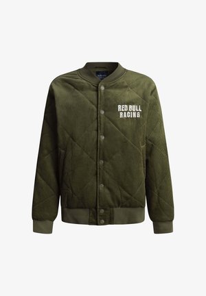 Chaqueta acolchada de color verde oliva hecha de tela de pana, con un color ribeteado, botones de presión y "RED BULL RACING" bordado en el pecho.