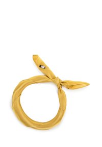 Foulard giallo in seta con un design annodato e una clip in metallo argentato, caratterizzato da una superficie liscia e una forma circolare continua e elegante.
