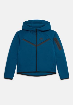 Felpa Nike blu con zip nera, dettagli neri sul petto e sulla tasca della manica, e cappuccio integrato.