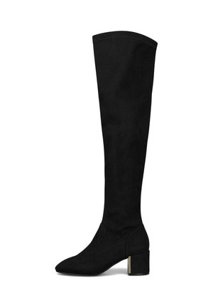 Bota negra de mujer por encima de la rodilla con tacón bajo de bloque y puntera puntiaguda, hecha de un material suave similar a la ante, mostrada de lado.