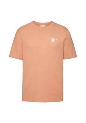 Hellorangefarbenes kurzärmliges T-Shirt mit Rundhalsausschnitt und kleinem weißen ""Surfclub"" Schriftzug sowie Sonnenuntergangsgrafik auf der linken Brust.
