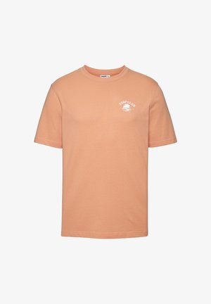 Hellorangefarbenes kurzärmliges T-Shirt mit Rundhalsausschnitt und kleinem weißen ""Surfclub"" Schriftzug sowie Sonnenuntergangsgrafik auf der linken Brust.