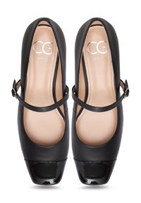 Zwarte leren Mary Jane schoenen met een vierkante lak neus, een enkele gesp en beige binnenzolen met merknaam "CG Cesare Gaspari Premium."