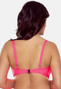 Reggiseno rosa brillante con spalline regolabili, una texture liscia e chiusura a gancio sul retro. Design semplice senza ulteriori motivi.