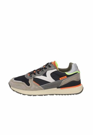 Zapatilla con una parte superior de malla negra, acentos de ante gris, logo blanco, detalles en verde neón y naranja, y una suela de goma gruesa.